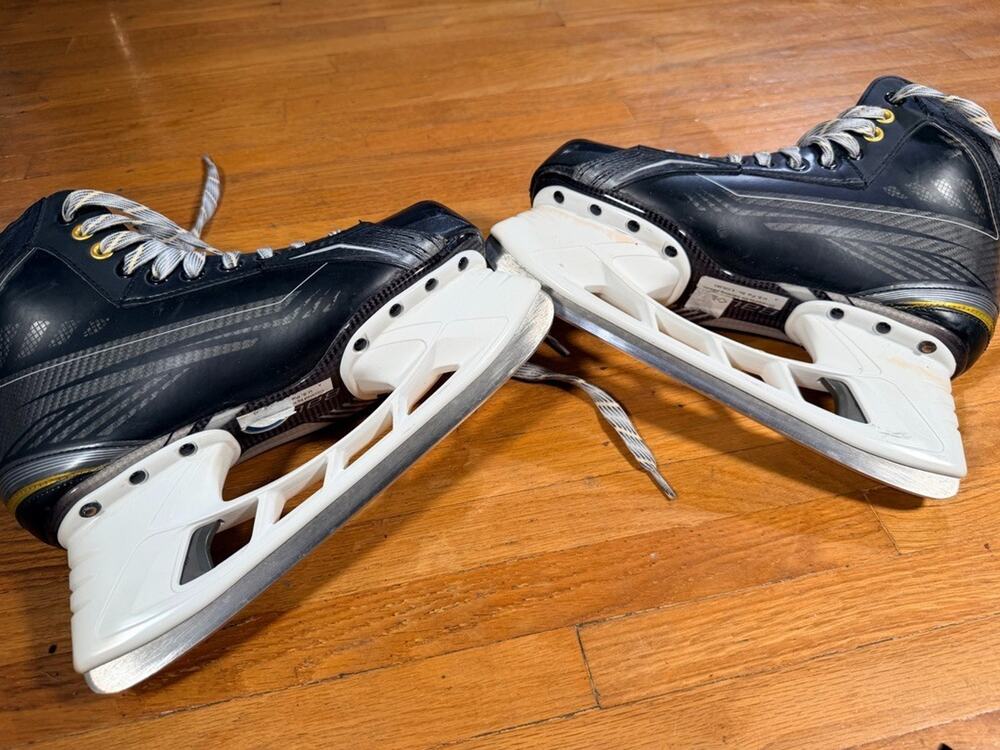 Bauer Supreme 150 Ice Hockey Skates with Red Blade Guards. Size 7.5